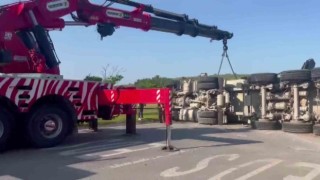 Tuzlada hafriyat kamyonu devrildi, vatandaşlar yardıma koştu