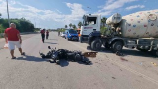 U dönüşü yapan beton mikseri motosikletle çarpıştı: 2 yaralı
