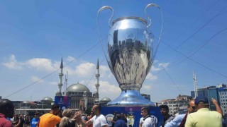 UEFA Şampiyonlar Ligi Finaline saatler kala Taksimde coşkulu görüntüler