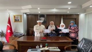 Ukraynalı anne ve kızı İslamiyeti seçerek ‘Safiye ve Melek adını aldı