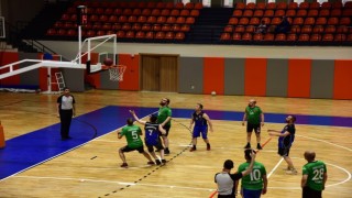 Üniversite personelleri basketbol turnuvasında stres attı