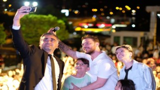 Ünlü şarkıcı Sinan Akçıl, öğrenciler için sahne aldı