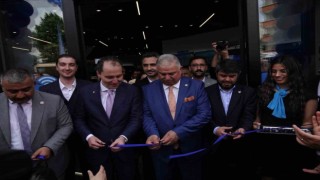 Ünlülerden beyaz eşya mağazası açılışına yoğun ilgi
