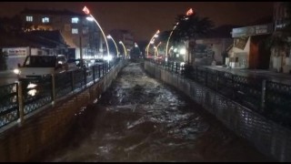 Uşakta çay taştı, kenti sel vurdu