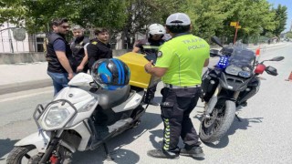 Uygulamadan kaçarken yakalanan sürücü, “Ehliyetim yanımda yoktu, döndüm, polis abi Allah razı olsun beni yakaladı”