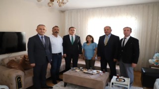 Vali Akbıyıktan minik kıza ziyaret