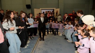 Vali gençlerle halay çekti, bilardo ve masa tenisi oynadı