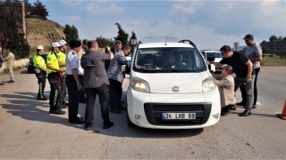 Vali Gürelden sürücülere lokum ikramlı kemer uyarısı