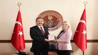 Vali Kızılkaya, Türk Kızılayı Bilecik Şubesine kurban bağışı yaptı