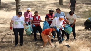 Vali ve belediye başkanı çöp topladı
