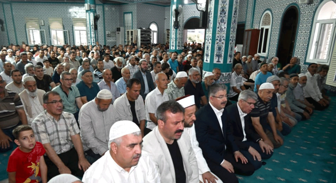 Vali Yılmaz, Bayram Namazı Sonrası Vatandaşlarla Bayramlaştı
