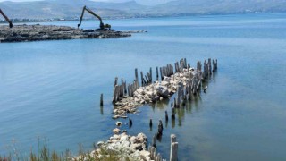 Van Gölünde balçık temizliği sonrası 100 yıllık iskele tamamen ortaya çıktı