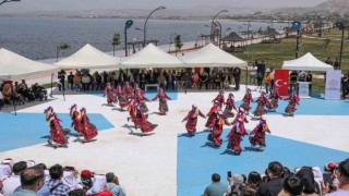 Vanda 13 yöreden folklor gösterisi ilgiyle izlendi