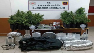 Villa içinde özel düzenek ile uyuşturucu skunk bitkisi yetiştirdi, jandarmadan kaçamadı