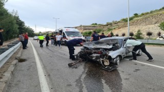 Virajı alamayınca bariyerlere çarptı: 3 yaralı