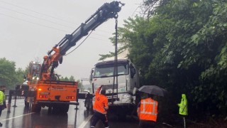 Yağış otoyolda kazayı beraberinde getirdi, uzun araç kuyrukları oluştu