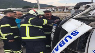 Yalovada otomobille çarpışan minibüs devrildi: 9 yaralı