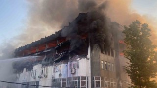 Yanan İkitelli Organize Sanayi Bölgesindeki iş hanında çökme anı kameralara yansıdı