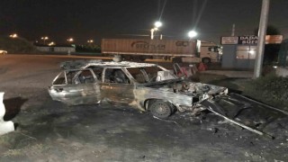 Yanan otomobili bırakıp kaçtı: Aracın üzerindeki piknik tüpü dikkat çekti