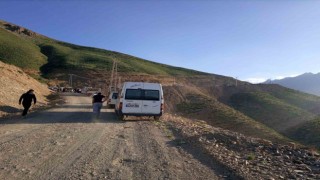 Yaylaya gidenleri taşıyan minibüs takla attı