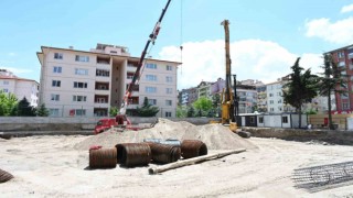 Yeraltı otopark alanında fore kazık çalışmaları yapılıyor