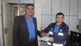 Yerde bulduğu 9 bin liralık altın bilekliği sahibine ulaştırdı