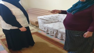 Yetimler Vakfı, Elazığda ev borcu olan iki yetim aileye altın yardımında bulundu