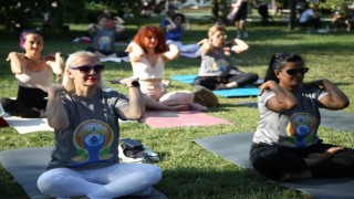 Yoga tutkunları Nilüferde buluştu