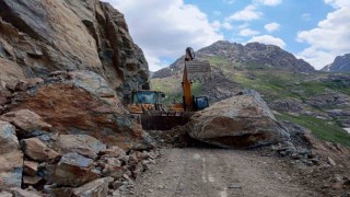 Yola düşen dev kayalar temizlendi