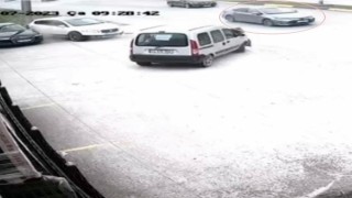 Yola kontrolsüz çıkan otomobil kazaya sebep oldu