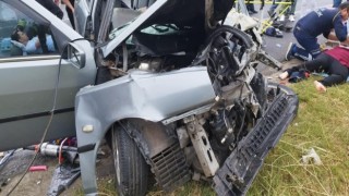 Yolcu otobüsü ile otomobil çarpıştı: 1 ölü, 3 yaralı