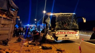 Yolcu otobüsü tuğla yüklü tıra çarptı:1 ölü, 9 yaralı
