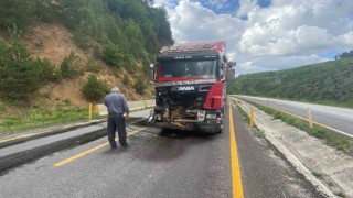 Yolda kayaya çarpan tır pert oldu, sürücünün burnu bile kanamadı