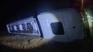 Yoldan çıkan yakıt tankeri devrildi: 3 yaralı