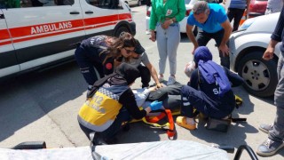 Yolun karşısına geçmeye çalışan kadına araç çarptı: Kaza anı kamerada