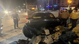 Yüksekovada aracıyla elektrik direğine çarpan sürücü yaralandı
