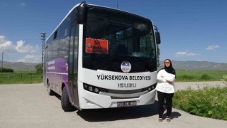 Yüksekovanın ilk kadın otobüs şoförü direksiyona geçti