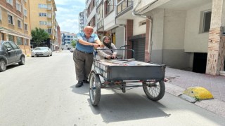 Yürümekte güçlük çeken eşini 3 tekerlekli bisikletle taşıyor