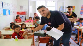 Yüzlerce çocuğa pasta ikram etti