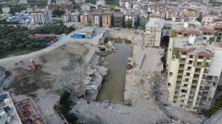 Yüzlerce kişiye mezar olan Rönesans Rezidansın enkazı suyla doldu