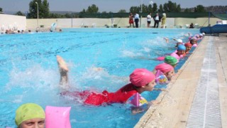 Yüzme havuzu faaliyete girdi
