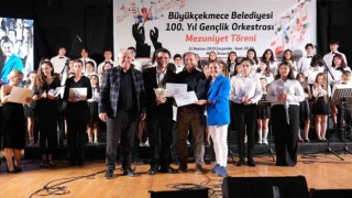 Yüzüncü Yıl Gençlik Orkestrası performansıyla izleyenleri büyüledi