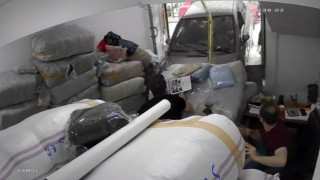 Zeytinburnunda faciadan dönülen kaza kamerada: Fren yerine gaza basan sürücü depoya girdi
