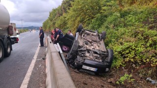Zonguldakta otomobil bariyere çarparak takla attı: 6 yaralı