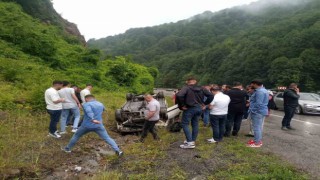 Zonguldakta otomobil taklalar atarak durabildi