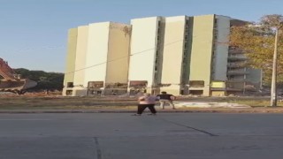 10 katlı bina 2 iş makinesine bağlanan çelik halatlarla yıkıldı, o anlar kamerada