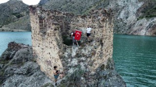 15 Temmuz anısına sular altında kalan kaleye Türk bayrağı asıldı