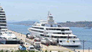 Muğla’nın Bodrum ilçesine gelen mega yat 16 milyon liralık yakıt aldı