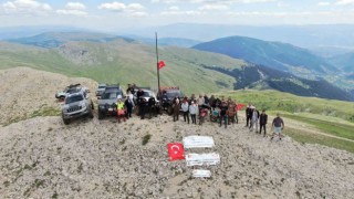 2 bin 610 rakımlı dağın zirvesinde 15 Temmuz şehitlerini andılar