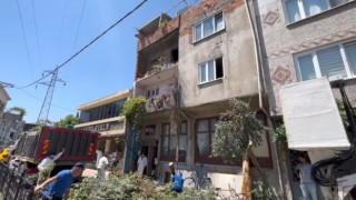 3 katlı binadan kamyon kamyon çöp çıktı